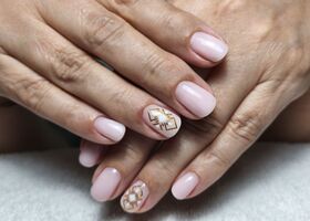 Krátké nehty v mléčném odstínu se zlatými ozdobami – Manikúra Brno – Nehty Ilona