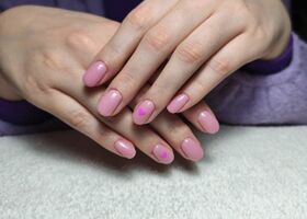 Krátké světle růžové nehty se srdíčky – Nehty Brno – Nehty Ilona