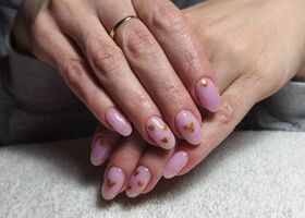 Jemně růžové nehty se zlatými srdíčky – Nehty foto – Nehty Ilona