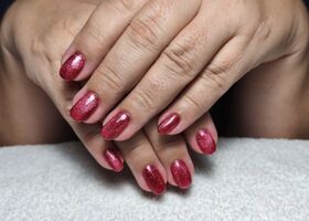 Červený magnetický gellak – Úprava nehtů – Nehty Ilona