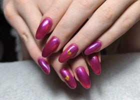 Magnetický gellak se zlatými srdíčky – Nehtové studio Brno – Nehty Ilona