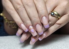 Světle fialová francouzská manikúra se zlatým zdobením – Gelové nehty Brno – Nehty Ilona