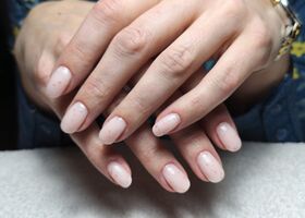 Krátké mléčné nehty s růžovými kousky – Manikúra Brno – Nehty Ilona