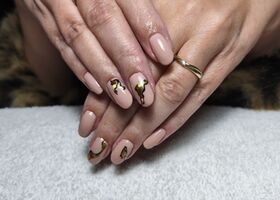 Béžové nehty se zlatými ozdobami – Nehtové studio Brno – Nehty Ilona