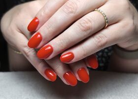 Krátké červené nehty – Úprava nehtů – Nehty Ilona