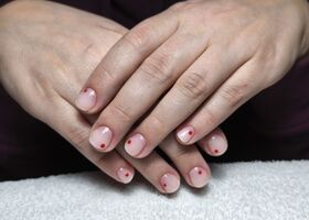 Krátké nehty v přírodním odstínu s červenými puntíky – Nehty foto – Nehty Ilona