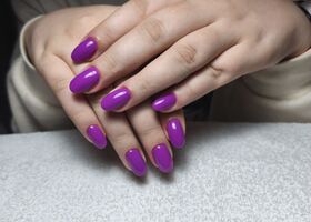 Výrazné fialové nehty – Gelové nehty Brno – Nehty Ilona