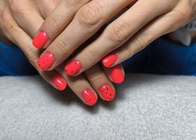 Neonově oranžové krátké nehty s černými kousky – Nehty foto – Nehty Ilona