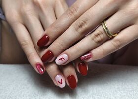 Tmavě červené nehty v kombinaci s magnetickým gelem a písmenka – Manikúra Brno – Nehty Ilona