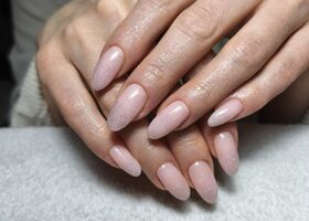 Jemné nehty se třpytkami do ztracena – Modeláž nehtů Brno – Nehty Ilona