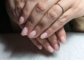 Jemné nehty s drobnými třpytinkami – Manikúra Brno – Nehty Ilona