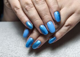 Modré nehty v kombinaci s perletí – Nehtové studio Brno – Nehty Ilona