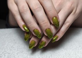 Olivové nehty se třpytkami do ztracena – Modeláž nehtů Brno – Nehty Ilona