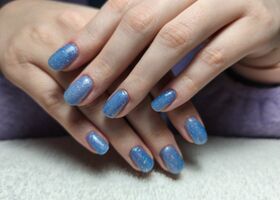 Krátké modré třpytivé nehty – Gelové nehty Brno – Nehty Ilona