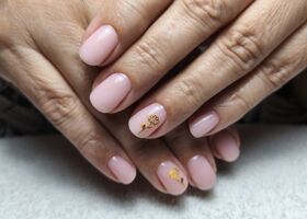 Krátké jemně růžové nehty se zlatými kytičkami – Nehty foto – Nehty Ilona