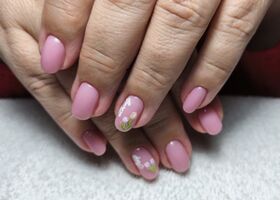 Jemné růžové nehty s tulipány – Nehty foto – Nehty Ilona