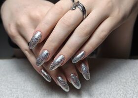 Dlouhé stříbrné nehty – Úprava nehtů – Nehty Ilona