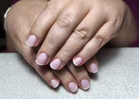 Krátká bílá francouzská manikúra – Nehtové studio Brno – Nehty Ilona