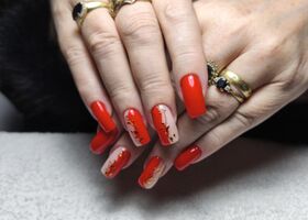 Červené nehty se zlatými ozdobami – Modeláž nehtů Brno – Nehty Ilona