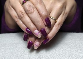 Třpytivé fialové nehty s kytičkami – Gelové nehty fotogalerie – Nehty Ilona