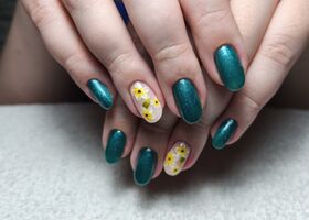 Zelené nehty s odlesky a kytičkami – Nehty foto – Nehty Ilona