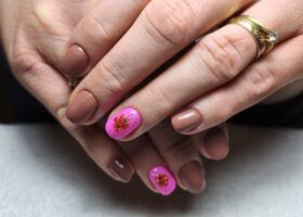 Hnědé nehty s růžovými a abstraktním zdobením – Nehty foto – Nehty Ilona