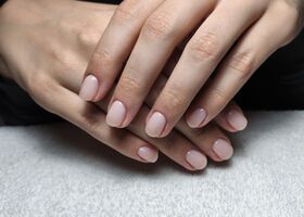 Krátké mléčné nehty – Gelové nehty fotogalerie – Nehty Ilona