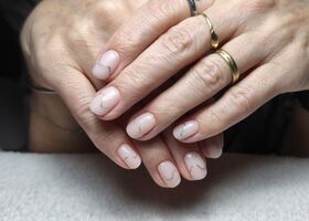 Mléčné nehty se stříbrnými vlnkami