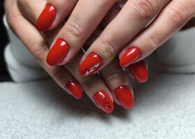 Červené nehty se stříbrnými detaily – Manikúra Brno – Nehty Ilona