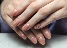 Béžový odstín se zlatými kousky – Modeláž nehtů Brno – Nehty Ilona