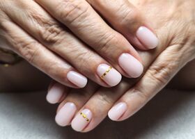 Mléčný gel dozdobený zlatými detaily – Nehty foto – Nehty Ilona