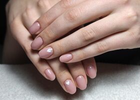 Tělové nehty s bílými srdíčky – Modeláž nehtů Brno – Nehty Ilona