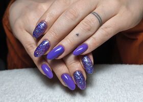 Fialové nehty dozdobené třpytkami – Gelové nehty Brno – Nehty Ilona
