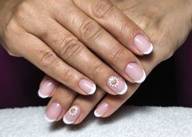 Francouzská manikúra – Nehtové studio Brno – Nehty Ilona