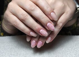 Béžové nehty s růžovými malovanými kvítky – Nehtové studio Brno – Nehty Ilona