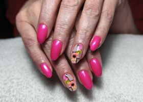 Neonově růžové nehty s květy – Manikúra Brno – Nehty Ilona
