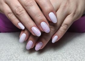 Bílé nehty s kropenatými detaily – Nehty inspirace – Nehty Ilona