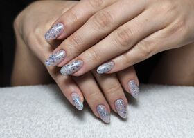 Modré třpytivé nehty – Gelové nehty fotogalerie – Nehty Ilona