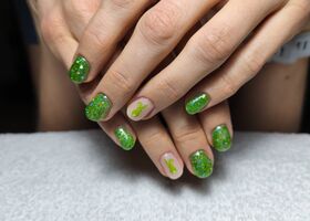 Zelené třpytivé velikonoční nehty se zajíčky – Manikúra Brno – Nehty Ilona
