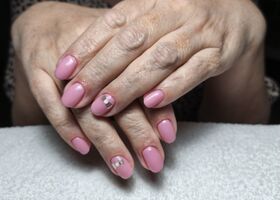 Jemné růžové nehty s mašličkami – Gelové nehty fotografie – Nehty Ilona