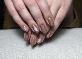 Velikonoční čokoládové nehty s bílými puntíky a zajíčky – Gelové nehty fotogalerie – Nehty Ilona