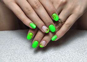 Zelené jarní nehty se zlatými motýlky – Gelové nehty Brno – Nehty Ilona