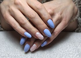 Modré nehty s bílými květy – Gelové nehty Brno – Nehty Ilona