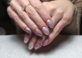 Nehty s růžovou perletí a barevnými třpytkami – Nehtové studio Brno – Nehty Ilona