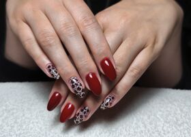 Tmavě rudé nehty s leopardím vzorem – Modeláž nehtů Brno – Nehty Ilona