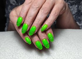 Neonově zelené nehty dozdobené spider gelem – Nehty Brno – Nehty Ilona