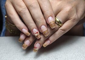 Mléčné nehty zdobené spider gelem a třešinkami – Nehty Brno – Nehty Ilona