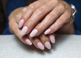 Růžovomléčné nehty s bílým razítkem – Úprava nehtů – Nehty Ilona