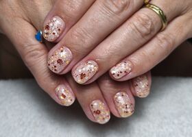 Krátké nehty s efektovým gelem – Modeláž nehtů Brno – Nehty Ilona