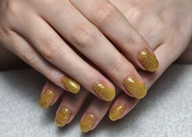 Zlatý gel s laserovým odleskem – Nehtové studio Brno – Nehty Ilona